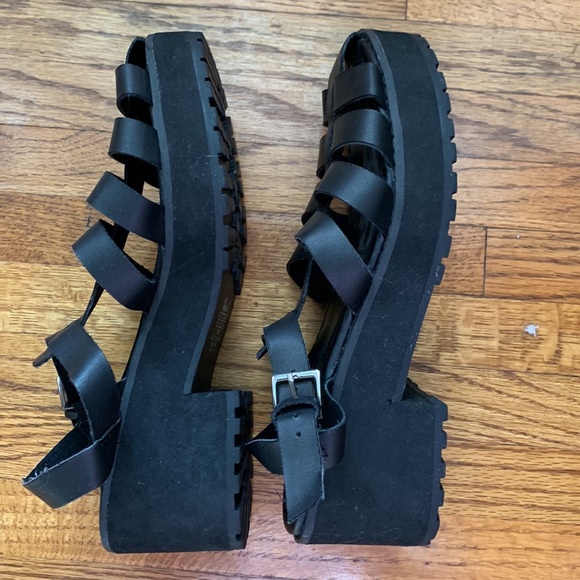 Vegan leather sandals with slight platform. - Picture 5 of 5